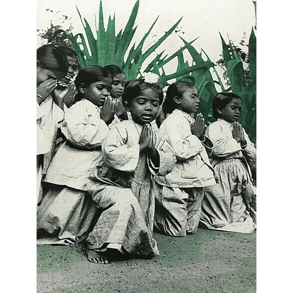 1960's Picture "Girls of India At Prayer" 10X13"Photo by Mrs. H.Lester Smith USA - Picture 1 of 4